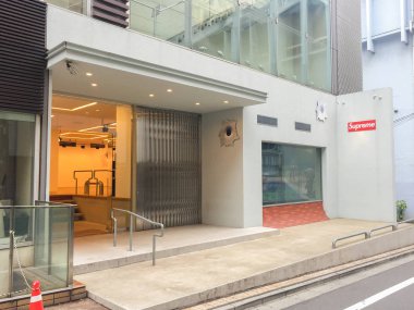 Tokyo, Japonya - 26 Temmuz 2017: Yüksek Tokyo.Supreme bir kaykay Dükkanı giyim markası deposudur. New York City bölgesindeki Nisan 1994'te kuruldu. Marka aslında James Jebbia tarafından kuruldu.. 