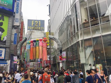 Tokyo, Japonya - 26 Temmuz 2017: Shibuya alışveriş sokak bölgesi