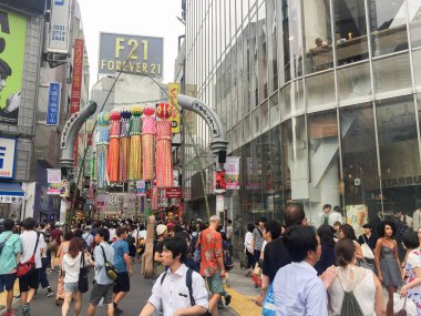Tokyo, Japonya - 26 Temmuz 2017: Shibuya alışveriş sokak bölgesi