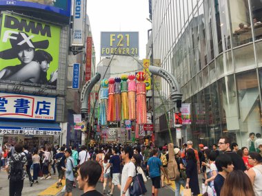 Tokyo, Japonya - 26 Temmuz 2017: shibuya alışveriş sokak bölgesine Tokyo, Japonya. Shibuya gençler için Japonya moda merkezlerinden biri olarak ve büyük gece hayatı bölgesi olarak bilinen.