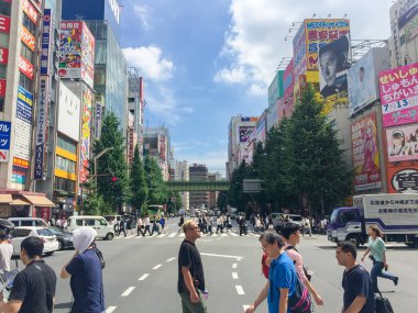 Tokyo, Japonya - 26 Temmuz 2017: Commuters Harajuku Japonya demiryolu Yamanote adlı tren istasyonu.