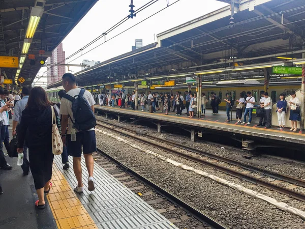 ТОКИО, Япония - 26 июля 2017 года: Станция Синдзюку поезд. Синдзюку является одним из важных районов с одним из крупнейших вокзалов в Японии . — стоковое фото