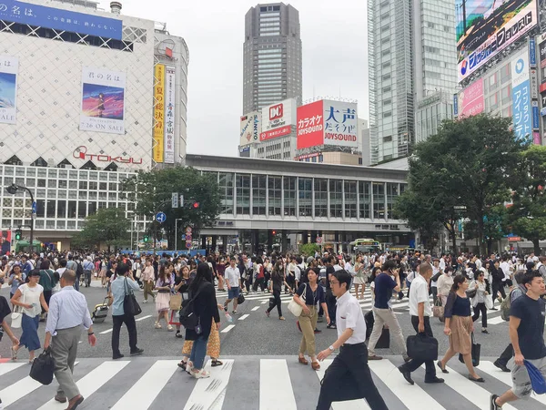 Tokyo, Japonya - 26 Temmuz 2017: Yayalar Shibuya Crossing: Tokyo, Japan, çapraz.
