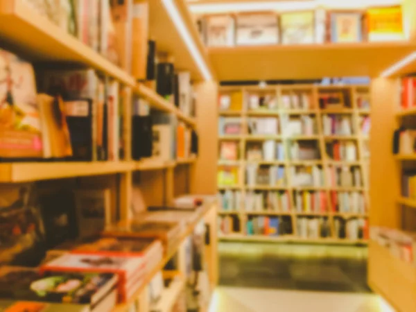 Tono di colore stile vintage. Immagine sfocata di una libreria  . — Foto Stock