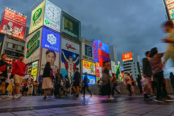 OSAKA, GIAPPONE - 29 settembre 2019: Le persone che camminano nei Dotonbori, Osaka . — Foto Stock