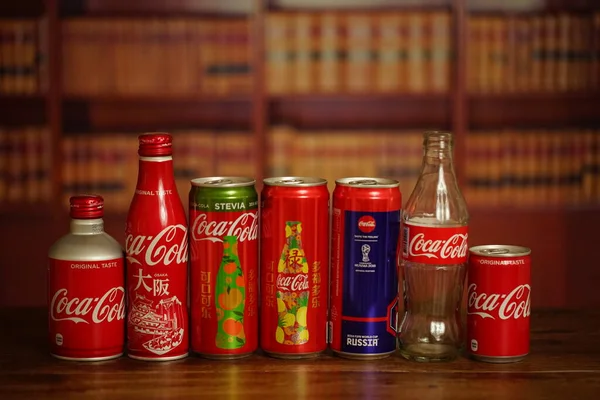 Εμφάνιση Διαφορετικών Σχεδιαστικών Φιαλών Και Δοχείων Coca Cola — Φωτογραφία Αρχείου