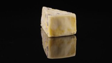 Mavi peynir siyah bir arka plan üzerinde iplik