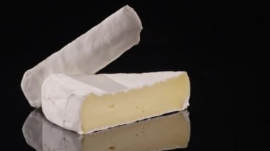 Siyah arkaplanda peynir 