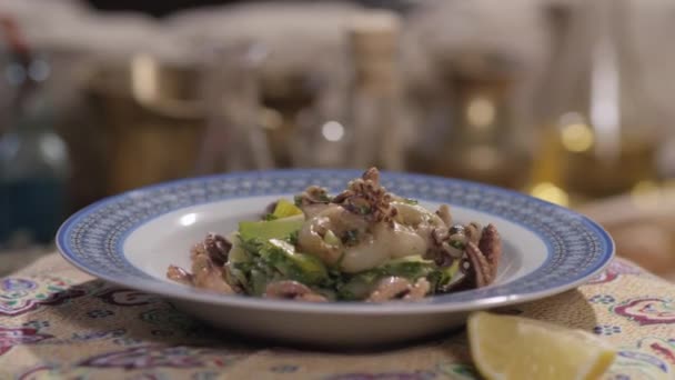 Ensalada verde con mariscos en un plato — Vídeo de stock