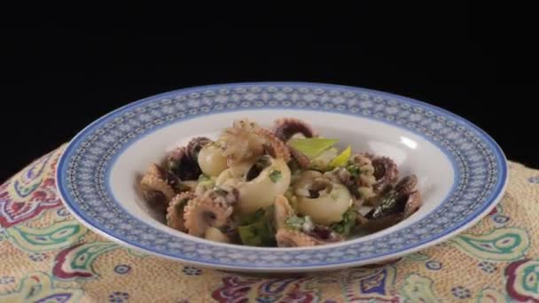 Groene salade met zeevruchten op een plaat — Stockvideo