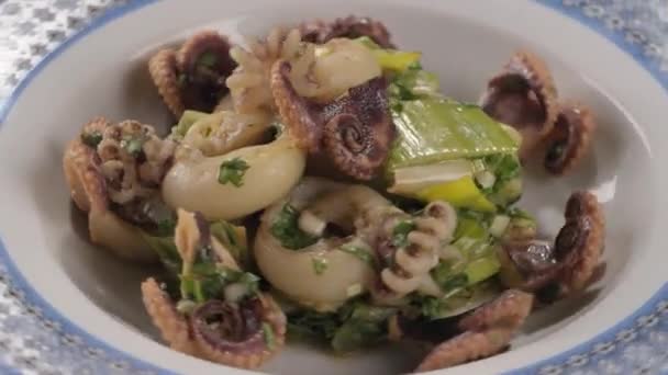 Зеленый салат с морепродуктами на тарелке — стоковое видео
