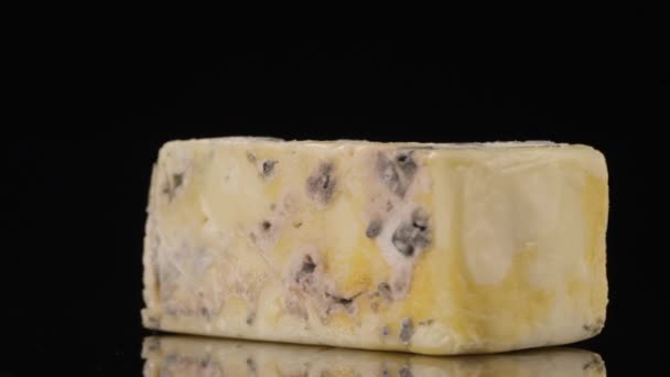 Fromage bleu filant sur fond noir — Video