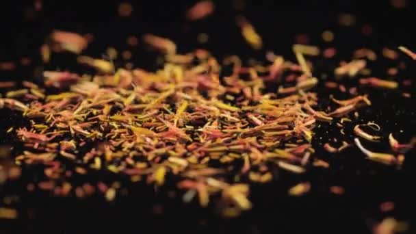 Saffron dopadající na černém pozadí — Stock video