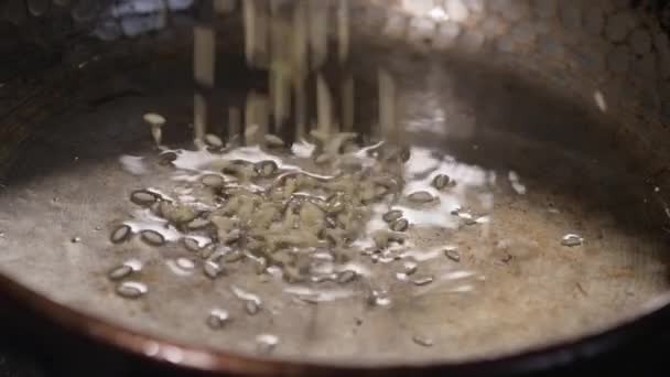 Primer plano del arroz que cae en una sartén — Vídeo de stock