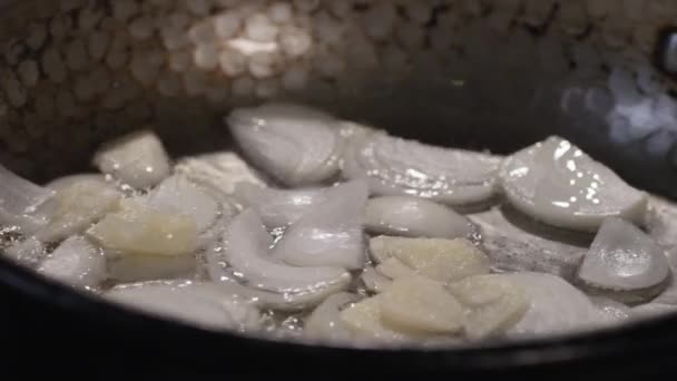 Friture à l'oignon dans une poêle — Video