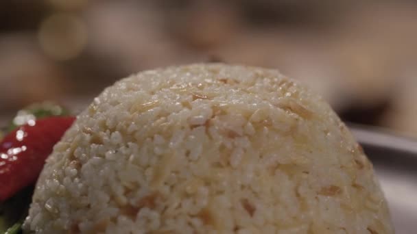 Primer plano de arroz y pimienta en un plato — Vídeo de stock