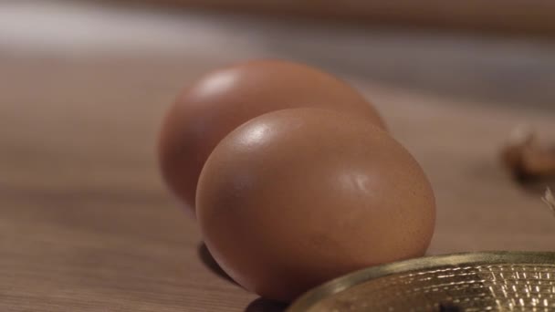 Рука берет два яйца со стола — стоковое видео
