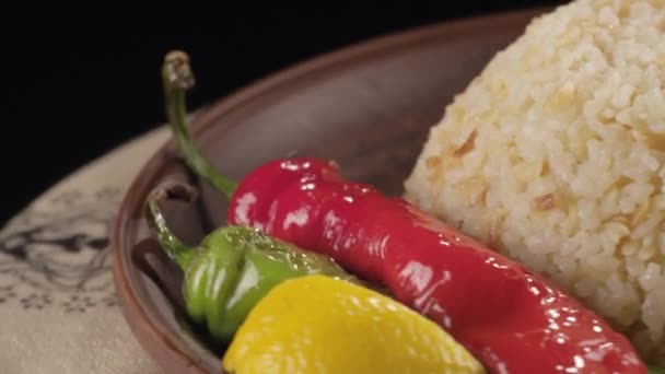 Крупный план риса и перца на тарелке — стоковое видео