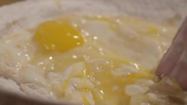 Yumurta ve un karıştırma
