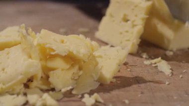 Bir kesme tahtası üzerinde kesme peynir Close-Up 