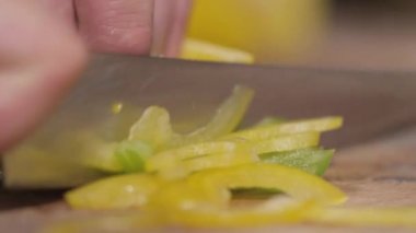 Bir kesme tahtası üzerinde kesme biber Close-Up