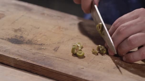 Řezací olivy na prkně — Stock video