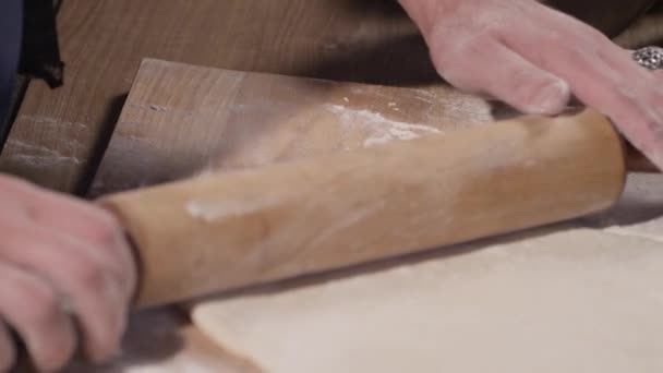 Stendere la pasta con un mattarello — Video Stock