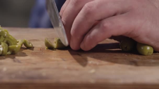 Gros plan des olives coupées sur une planche à découper — Video