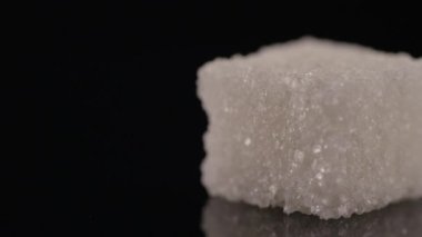 Siyah bir zemin üzerine küp şeker Close-Up 