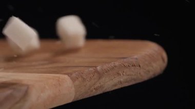 Kesme tahtası, uçurumdan atmış şeker küpleriyle Close-Up