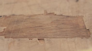 Ahşap kesme tahtası üzerinde düşen darı püresi 