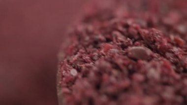 Bir tahta kaşık baharat sumak Close-Up