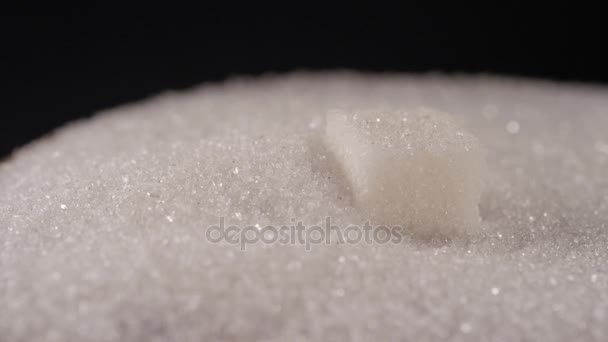 Tavola con cubetti di zucchero e zucchero soffiare via il bordo — Video Stock