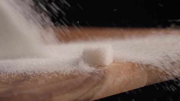 Gros plan de la planche à découper, avec du sucre soufflé sur le bord — Video