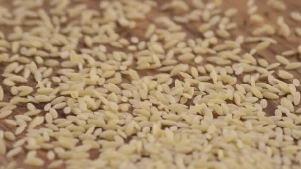 Getreide fällt auf ein Holzschneidebrett — Stockvideo