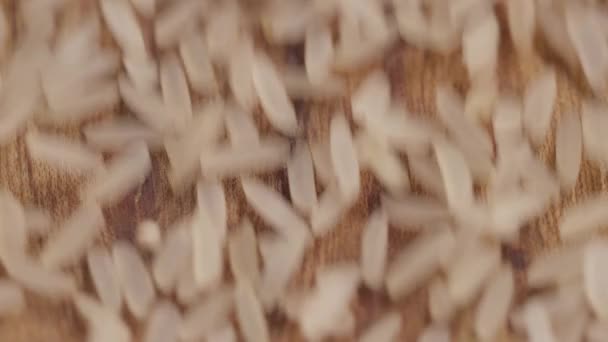 Gros plan de riz sur une planche à découper en bois — Video