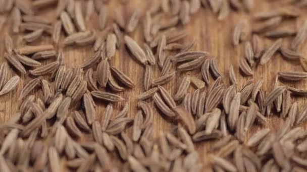 Cumin tombé sur une planche à découper en bois — Video