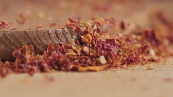 Närbild av krydda faller på kanten av skärbräda — Stockvideo