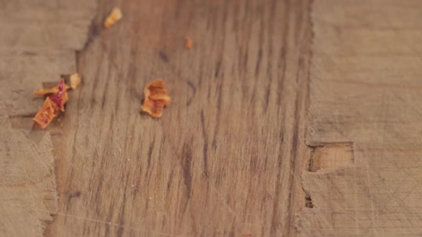 Спайс падає на дерев'яну обробну дошку — стокове відео