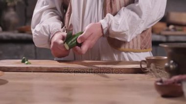 Bir kesme tahtası üzerinde kesim salatalık