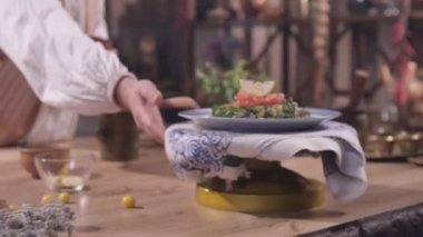 Bir plaka üzerinde bir masa örtüsü üzerinde yeşil salata