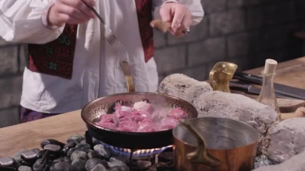 Sütés a húst egy serpenyőben, a kályha — Stock videók