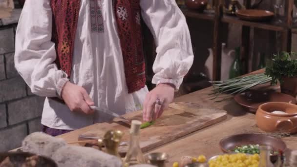 Snijden groene peper op een snijplank — Stockvideo