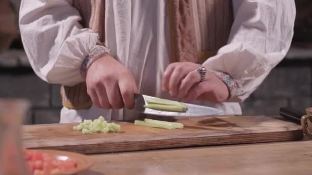 Skär gurkorna på en skärbräda — Stockvideo
