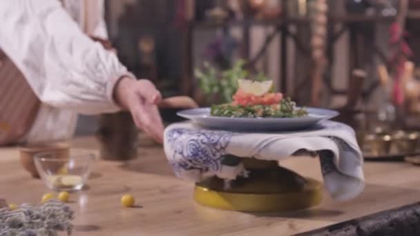 Grön sallad på en tallrik på en bordsduk — Stockvideo