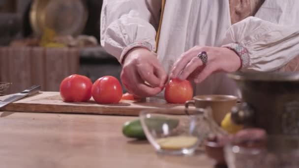 Manos pelando tomates cocidos — Vídeos de Stock