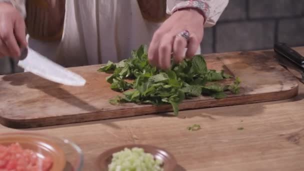 Cortar verduras en una tabla de cortar — Vídeos de Stock