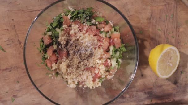 Bir salata karıştırma tahta kaşıklarla savurma — Stok video