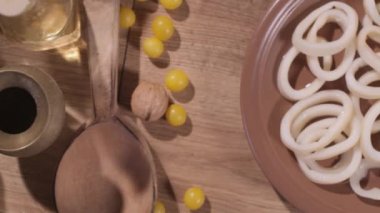 Yukarıdan aşağıya kalamar yanındaki yeşil salata ile plaka ile plaka 