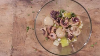 Yeşil salata ile deniz ürünleri savurma yukarıdan aşağıya 